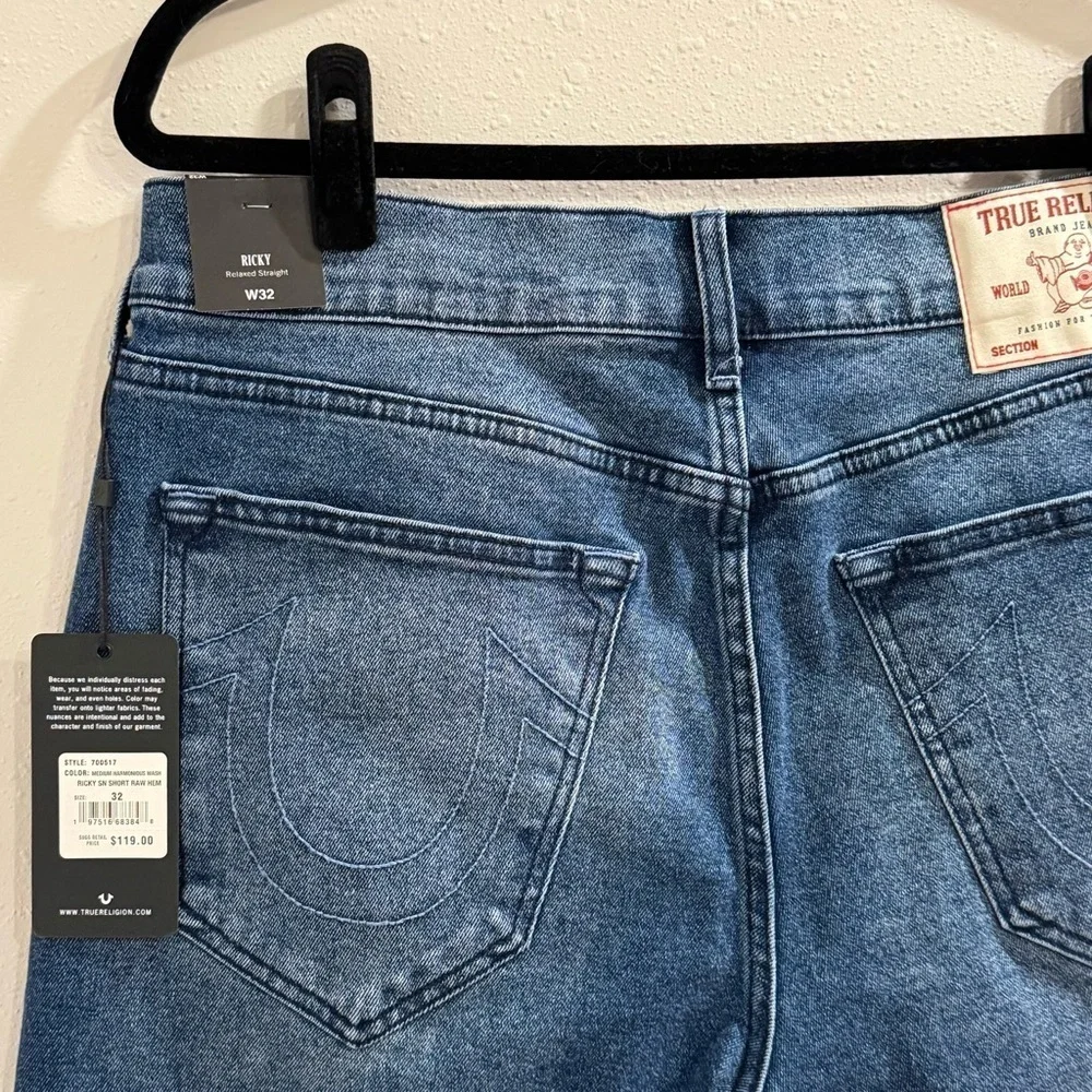 True Religion NWT 32 Medium Wash Ricky SN Relaxed Straight Cut Off Denim Shorts